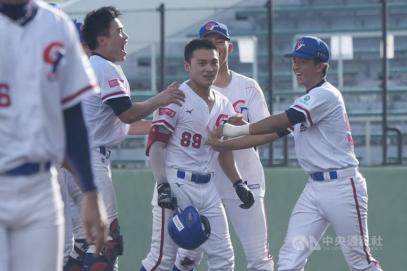 U18世界盃棒球賽台灣隊12日與波多黎各隊交手，台灣延長賽第9局靠著李楷棋（前右2）敲出再見安，終場以1比0搶勝、保住4強生機，賽後隊友衝上前慶祝。中央社記者徐肇昌沖繩攝  114年9月12日   