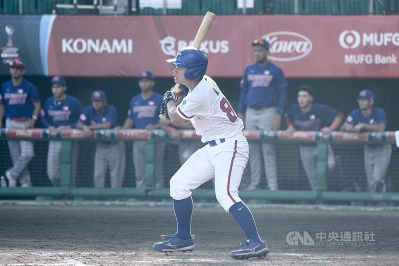 U18世界盃棒球賽台灣隊12日複賽第2戰與波多黎各隊交手，雙方鏖戰至延長賽第9局，台灣打者李楷棋（前）敲出再見安，助隊以1比0氣走波多黎各，搶下關鍵勝利。中央社記者徐肇昌沖繩攝　114年9月12日   