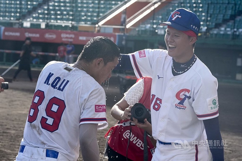 U18世界盃棒球賽台灣隊複賽第2戰靠著李楷棋（左）延長賽第9局敲出再見安打，率隊以1比0搶下關鍵一勝。賽後隊友王奕翔（右）朝李楷棋灑水慶祝。中央社記者徐肇昌沖繩攝  114年9月12日   