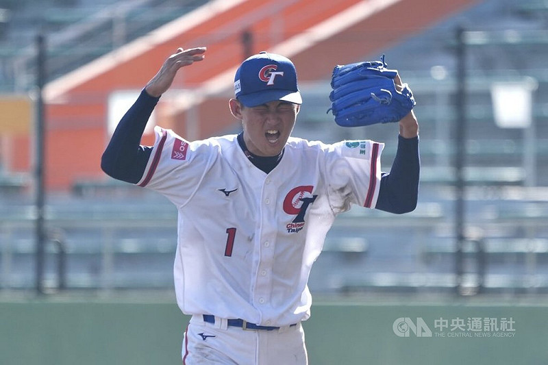U18世界盃棒球賽台灣隊12日與波多黎各一站相當關鍵，台灣先發投手陳世展（圖）主投7局無失分、送出5次三振，成功壓制對手打線，下場時吶喊釋放壓力。中央社記者徐肇昌沖繩攝  114年9月12日   