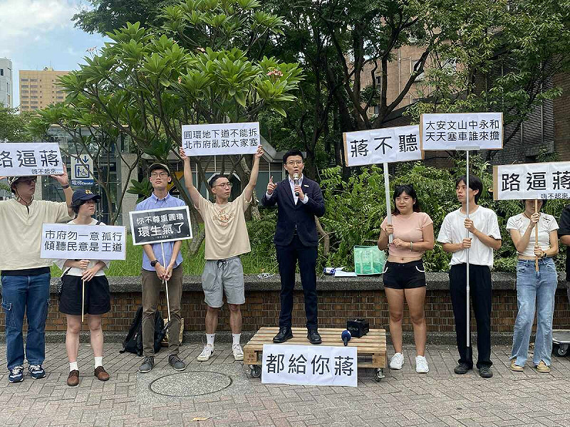 台北市議員苗博雅（中）日前出席守環行動團隊宣講，強調改善公館圓環安全，不必填平地下道，她提出《民間版安全標線改造案》，有學理支持可提升安全性。   圖：張龍僑提供