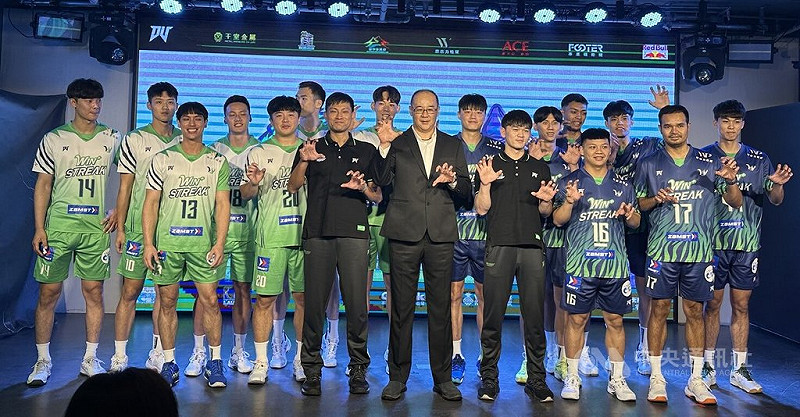 台灣職業排球聯盟（TPVL）元年即將開打，球隊之一的台中連莊12日舉行開季記者會，展現奪冠企圖心。中央社記者黎建忠攝　114年9月12日   