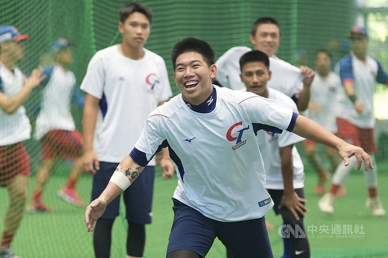 U18世界盃棒球賽台灣隊12日對波多黎各搶下關鍵一勝，13日超級循環賽複賽最後一戰將與地主日本隊交手，台灣預計派出二刀流張乙安（前）扛先發。中央社記者徐肇昌沖繩攝 114年9月12日   