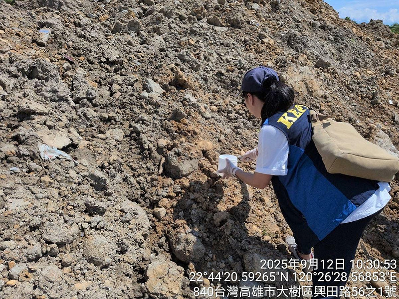 環保局在大樹區田寮段農地現場針對回填物進行採樣檢測，確實掌握廢棄物污染程度。   圖：高雄市環保局/提供
