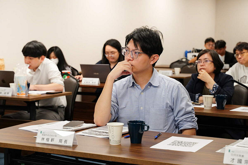 林楷軒聆聽青創業者pitch簡報,進一步了解青創業者目標及需求。 圖:高雄市青年局/提供