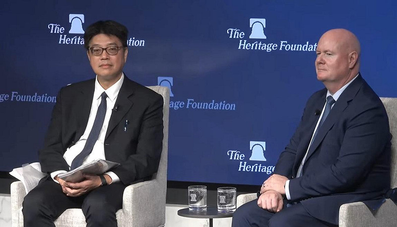 陸委會主委邱垂正（左）12日在華府智庫傳統基金會發表演說，被問及是否擔憂川習會可能達成涉台協議時表示，台灣正面看待美中進行溝通對話，相信這有助區域和平穩定。   圖/ 翻攝直播