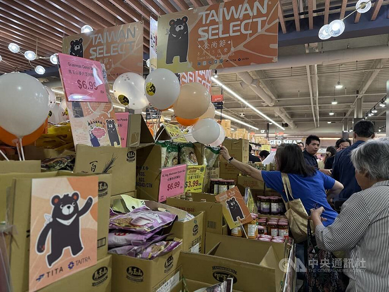 「Taiwan Select食尚節」在加拿大3大城市舉行,為期3個月,吸引消費者到場試吃採購,見證台灣食品軟實力。中央社記者胡玉立多倫多攝 114年9月13日