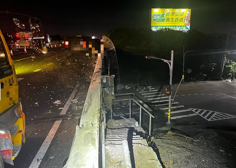 國道1號北上彰化路段13日連環車禍，1輛半聯結車疑駕駛恍神自撞護欄，油箱掉落平面道路爆炸起火，波及2輛自小客車。（警方提供）中央社記者吳哲豪傳真 114年9月13日   