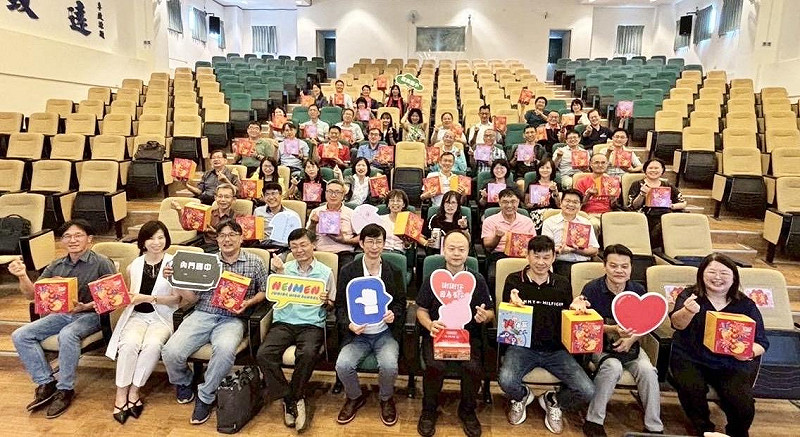 高市教育局攜手維聖發企業與偏鄉教育資源中心，在旗山舉辦「捐贈偏鄉學童海苔禮盒活動」。   圖：高雄市教育局/提供