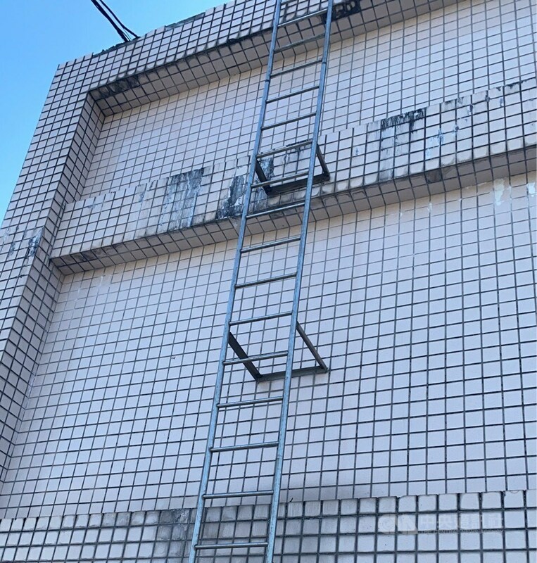 台北市文山區1處民宅頂樓水塔11日發現1具屍體，確認死者為有竊盜等前科的40歲男子。（中央社檔案照片）   