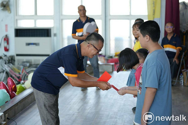 「臺17線偏鄉獎助學金計畫」頒獎典禮在北門區北門國小大禮堂盛大舉行,主辦單位當場頒發獎助學金給偏鄉學子,減輕其家庭負擔,讓孩子們能更無憂無慮地在知識的海洋中自在航行。 圖:黃博郎/攝