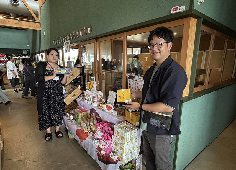 「嘉義優鮮」品牌2025年夏季前進日本千葉縣館山市館山道之驛展售，向日本民眾推介鳳梨酥、地瓜酥、蔬菜脆片、芭樂梅方塊酥、梅乾、烏魚子醬、麻油薑泥、阿里山烏龍茶包及精品咖啡等特色食品，兼具文化辨識度與出口潛力。（嘉義縣政府提供）中央社記者姜宜菁傳真　114年9月13日   