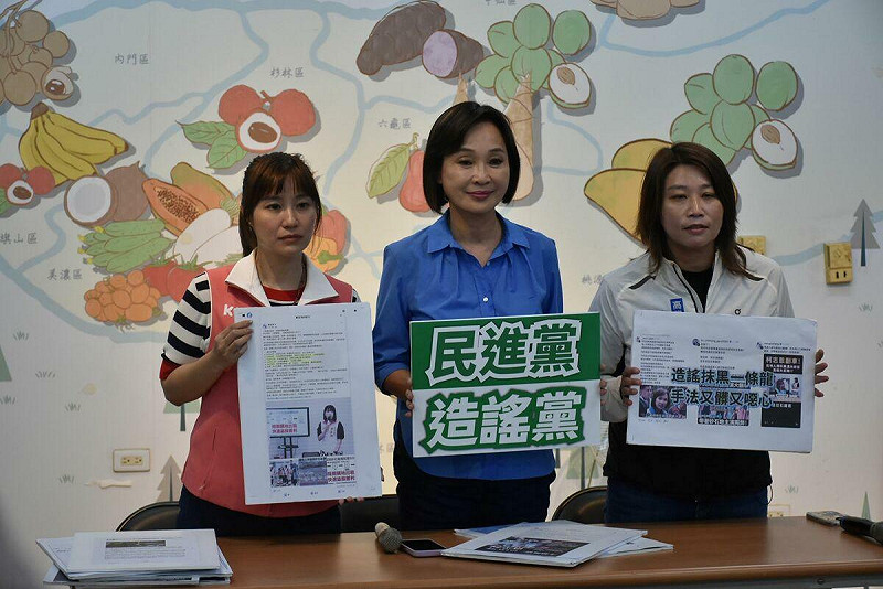 柯志恩(中)在黃香菽(右)及許采蓁(左)陪同下，痛批民進黨中央地方造謠一條龍。   圖：孫家銘攝