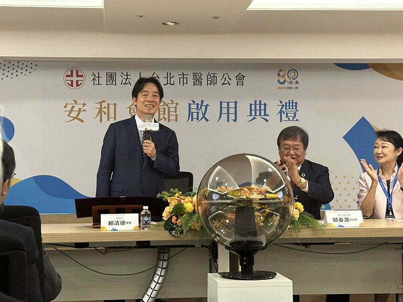 總統賴清德13日出席台北市醫師公會新會館啟用典禮。   圖：翻攝「臉書」小蔡醫師健康樂活事務所粉絲專頁