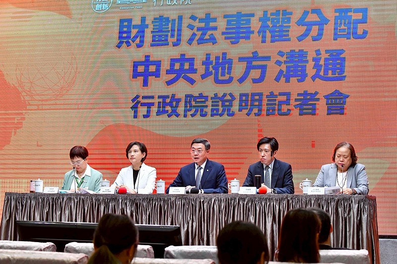 財政部長莊翠雲、副院長鄭麗君、行政院長卓榮泰、秘書長張惇涵、主計長陳淑姿(由左至右)   圖：行政院提供
