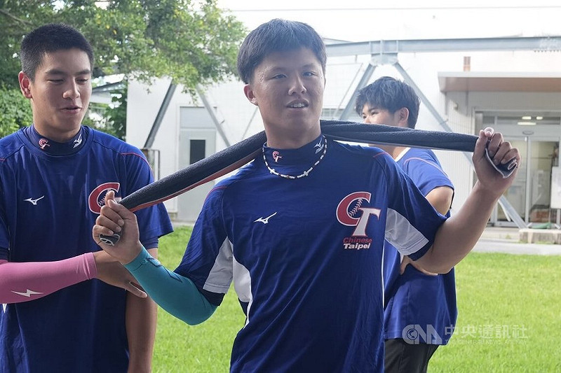 U18世界盃棒球賽台灣隊游擊手許書誠對韓國一戰因守備失誤退場落淚，隊友王奕翔（前）成「心靈導師」，開導超過半小時。中央社記者徐肇昌沖繩攝  114年9月13日   