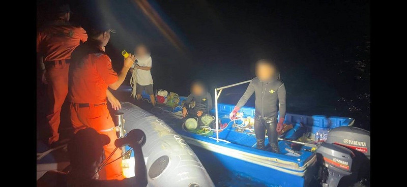 海巡署東南沙分署13日下午指出，東沙指揮部12日晚間再偵獲中國漁船「粵惠來漁04887」在東沙島東方11.6浬違法越界，隨即調派2艇前往查緝，查扣漁船小舟並驅離漁船。（海巡署東南沙分署提供）中央社記者洪學廣傳真  114年9月13日   
