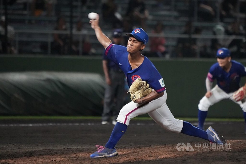 U18世界盃棒球賽台灣隊13日在超級循環賽最終戰面對強敵日本隊，6局時台灣由投打二刀的帕蘇拉．塔基斯利尼安（Pasula Takislinian）（圖）接替登板，投1局送出1次三振、無失分。中央社記者徐肇昌沖繩攝  114年9月13日   