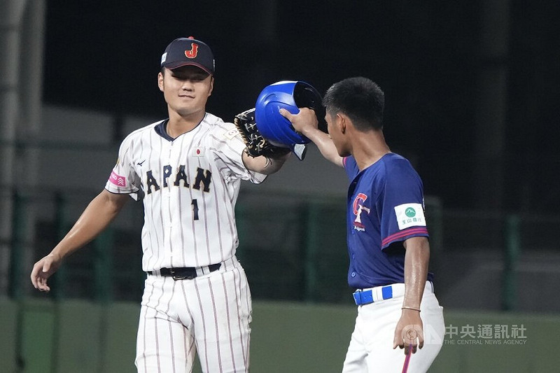 U18世界盃棒球賽台灣隊超級循環賽最終戰13日以1比9不敵日本隊吞敗,賽後台灣選手帕蘇拉.塔基斯利尼安(Pasula Takislinian)(右)與日本選手阿部葉太(左)互相致意。中央社記者徐肇昌沖繩攝 114年9月13日