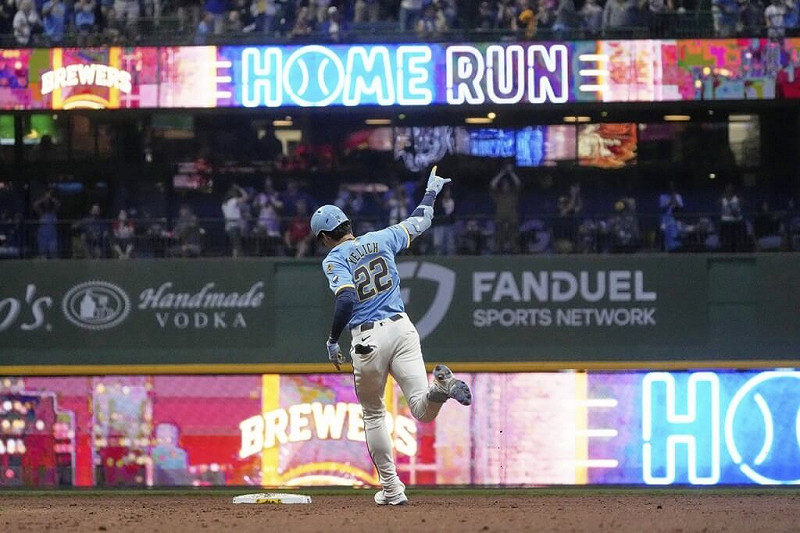 MLB密爾瓦基釀酒人12日強棒葉力奇扛兩分全壘打，助釀酒人8比2取勝。（美聯社）   