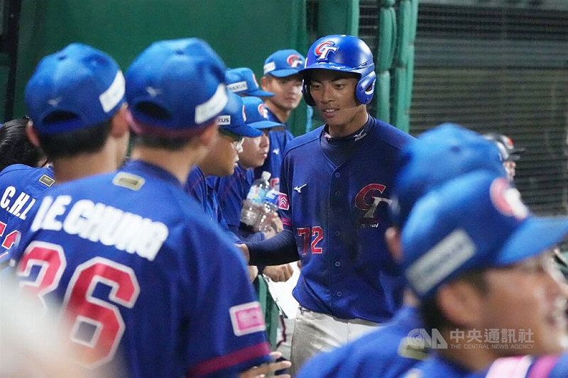 U18世界盃棒球賽台灣隊13日在超級循環賽最後一戰與地主日本交手，5局上，台灣隊打者曾聖恩滿壘時獲保送，許書誠（中）回到本壘、拿下此戰台灣隊第一分。中央社記者徐肇昌沖繩攝　114年9月13日   