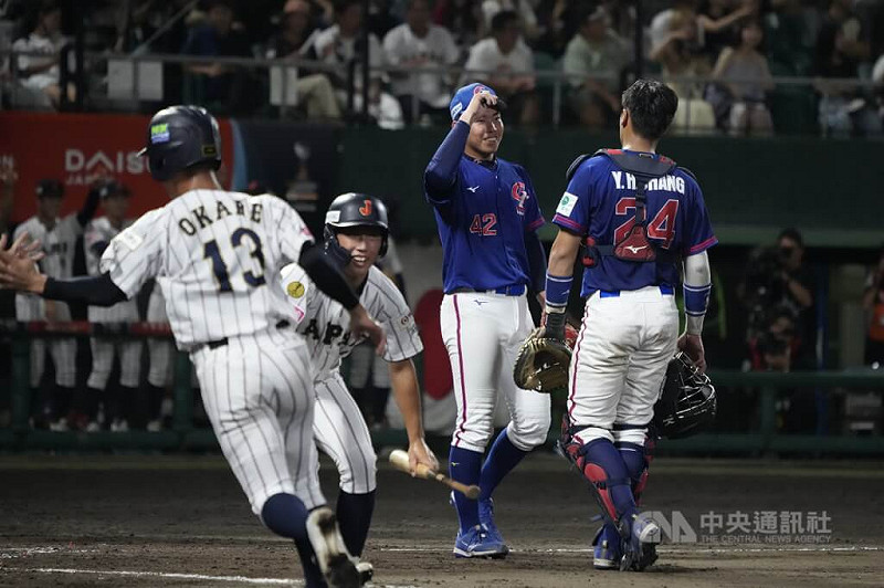 U18世界盃棒球賽台灣隊13日在超級循環賽最後一戰與地主日本隊交手，台灣先發投手張乙安（右2）僅投1.1局退場，失6分含4責失；2局換投仍未能穩守，單局失7分形成大比數落後。中央社記者徐肇昌沖繩攝  114年9月13日   