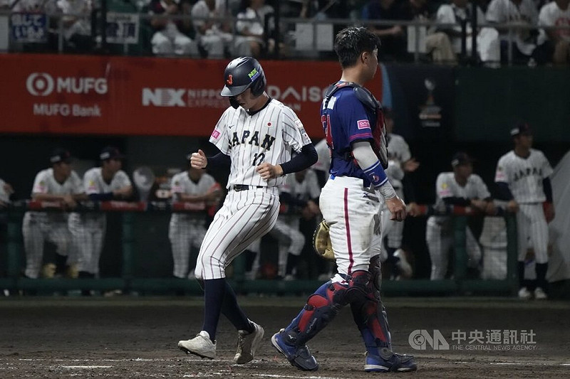 U18世界盃棒球賽台灣隊（藍衣）13日與維持全勝不敗之姿的地主日本隊（白衣）交手，比賽無關晉級。日本隊首局先拿2分，2局下半同樣攻勢頻頻，單局再灌進7分，台灣隊陷入低氣壓。中央社記者徐肇昌沖繩攝  114年9月13日   