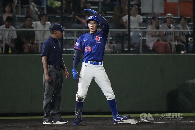 U18世界盃棒球賽台灣隊13日在超級循環賽最後一戰與地主日本隊交手，6局上，台灣打者蔡琞傑（中）敲出三壘安打，上壘後開心慶祝，可惜最終留下殘壘、未能得分。中央社記者徐肇昌沖繩攝　114年9月13日   
