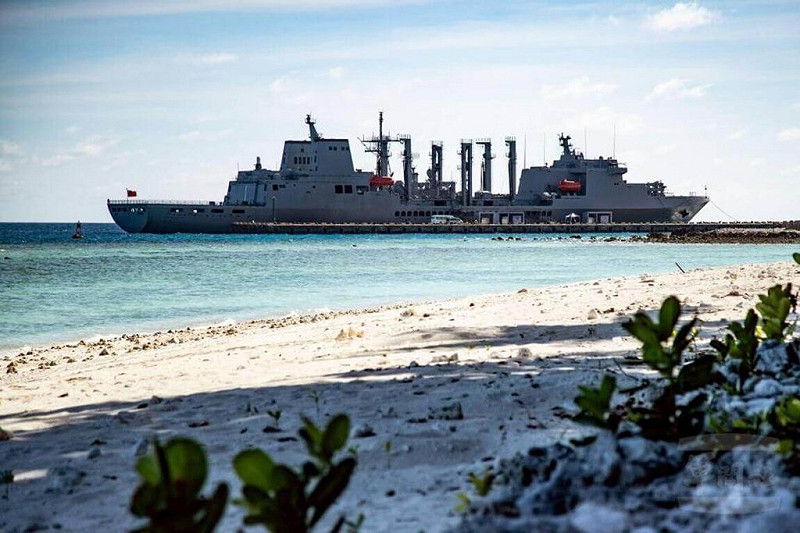 海軍磐石艦順利泊靠南沙太平島碼頭，展現港區整修後成果。   圖：軍聞社提供