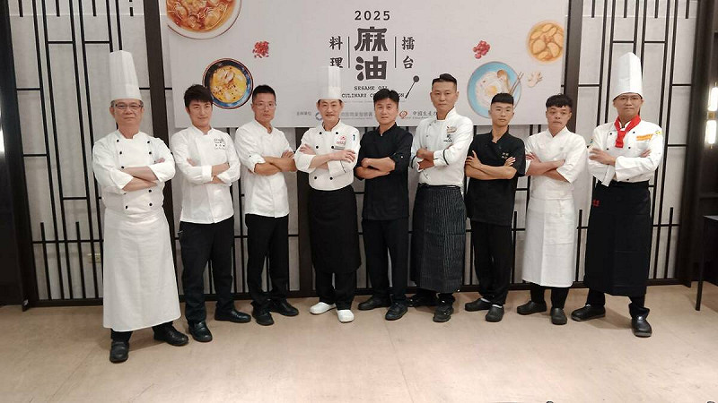 經濟部商業發展署「2025麻油料理擂台競賽」，高雄市初賽在高雄餐旅大學舉行，參賽業者爭取晉級10月26日決賽資格。   圖：孫家銘攝