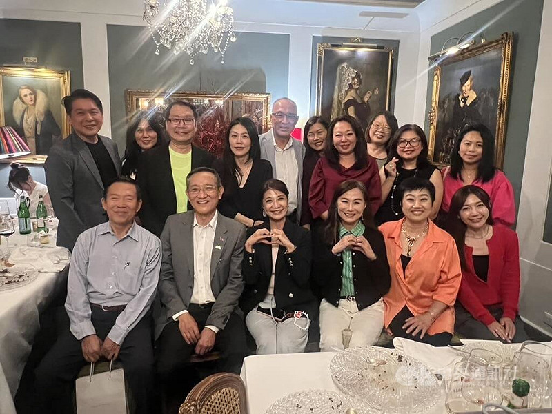 駐義代表蔡允中(前排左2)安排來訪的立委團與旅義重要台僑餐敘,交流增進台義關係的各種資訊。 圖/中央社