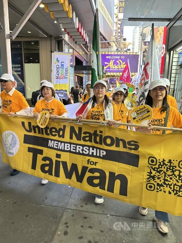 美東僑團曼哈頓入聯遊行,民進黨立委王正旭(左起)、賴惠員、民眾黨立委麥玉珍與駐紐約辦事處副處長張麗賢,帶領入聯遊行隊伍。 圖/中央社