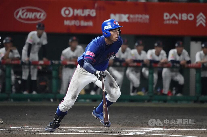 U18世界盃棒球賽14日季軍戰，台灣隊許書誠（前）擔任9棒游擊手。（中央社檔案照片）   