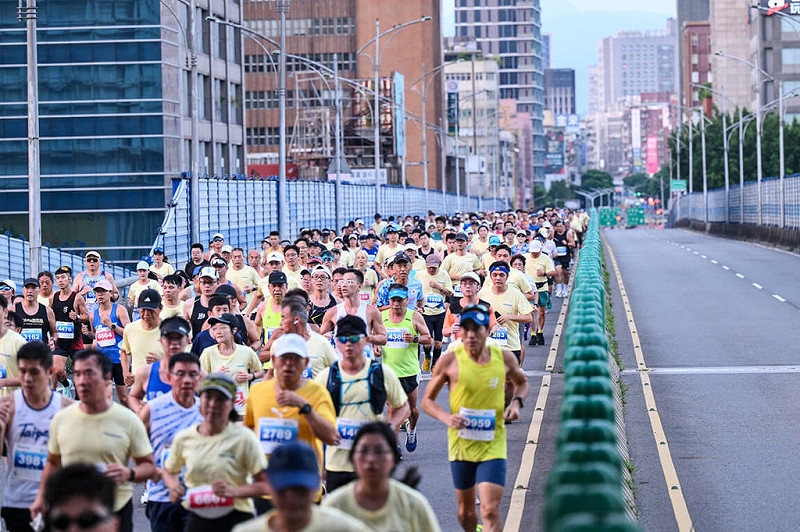 2025台北城市路跑賽14日在總統府前開跑，賽道路線要行經新生高架橋，對跑者來說是一大挑戰。（Panasonic提供）中央社記者黎建忠傳真 114年9月14日   