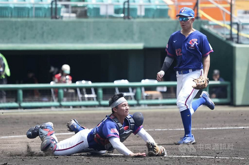 台灣捕手江庭毅3局下撲接內野飛球。中央社記者徐肇昌沖繩攝 114年9月14日   