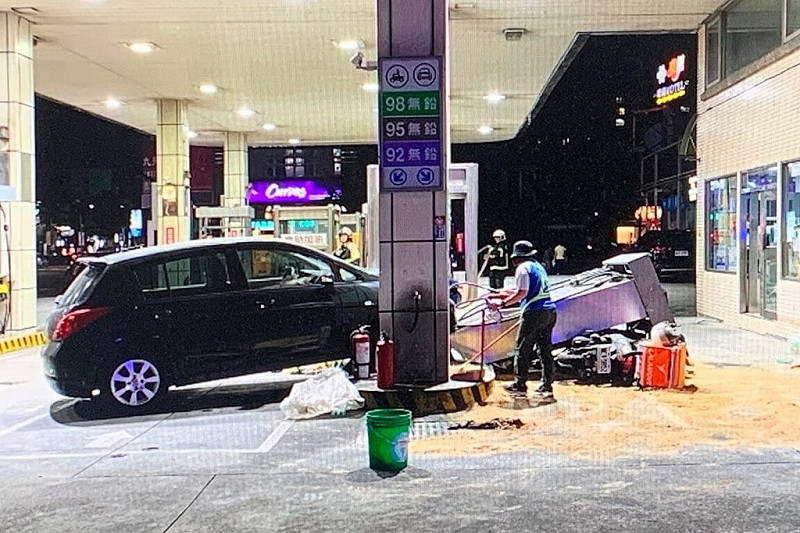 桃園市警局龜山分局14日表示，一輛自小客車於13日晚間加油時突然爆衝撞倒加油機，造成加油站員工及騎士共2人受傷，所幸無生命危險，肇事駕駛沒有酒駕，後續已由警方依規定處理。（桃園市警局龜山分局提供）中央社記者吳睿騏桃園傳真　114年9月14日   
