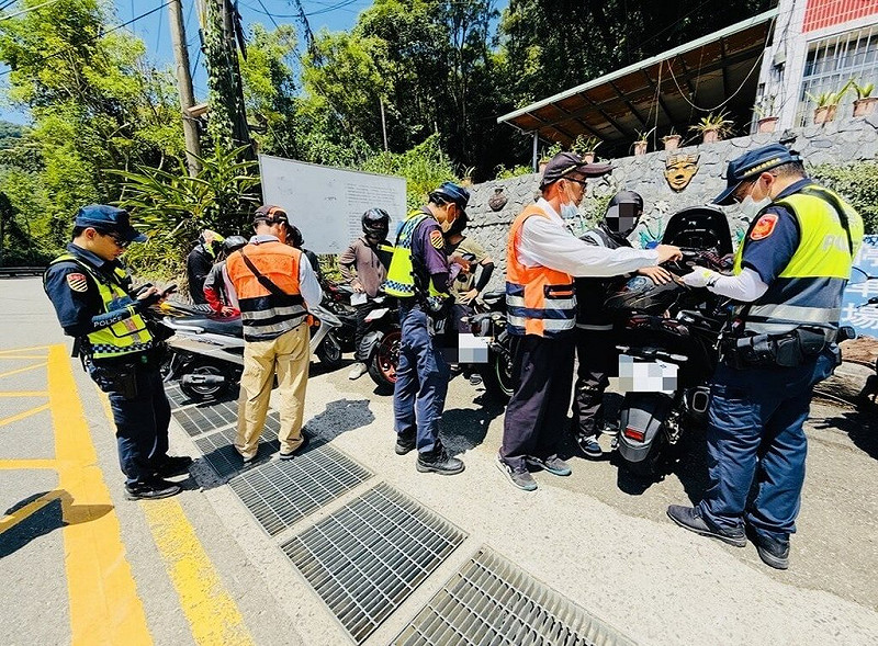 台24線自三地門通往霧台路段，串連群山與原鄉，是屏東著名山區景觀道路，近年因部分駕駛人於該路段高速壓車、跨越分向線違規超車，事故風險與日俱增，屏東警方13日啟動聯合稽查，盼提升路段行車安全。（屏東縣警局提供）中央社記者李卉婷傳真  114年9月14日   