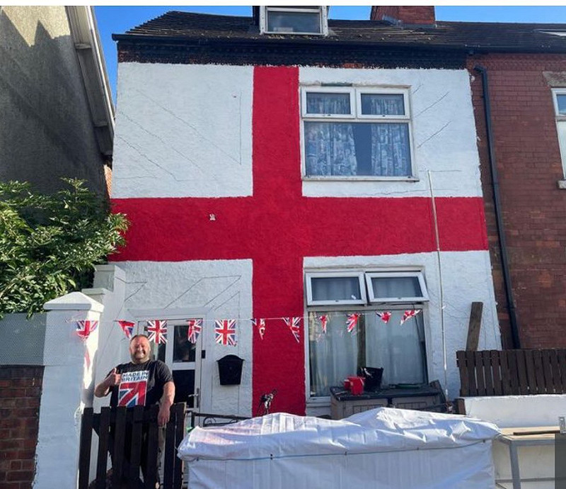 英國男子在自家掛英格蘭國旗被拆除後,憤而將房屋整個牆面漆成國旗。 圖:翻攝自 X 英國男子在自家掛英格蘭國旗被拆除後,憤而將房屋整個牆面漆成國旗。 圖:翻攝自 X