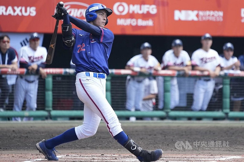 U18世界盃棒球賽台灣季軍戰14日與韓國交手，5局上，台灣打者許書誠擊出安打上壘，之後並且跑回第1分。中央社記者徐肇昌沖繩攝 114年9月14日   