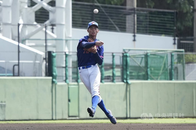 U18世界盃棒球賽季軍戰台灣14日與韓國交手打得激烈，終場台灣以一分之差擊敗韓國，游擊手許書誠守備表現優異。中央社記者徐肇昌沖繩攝 114年9月14日   