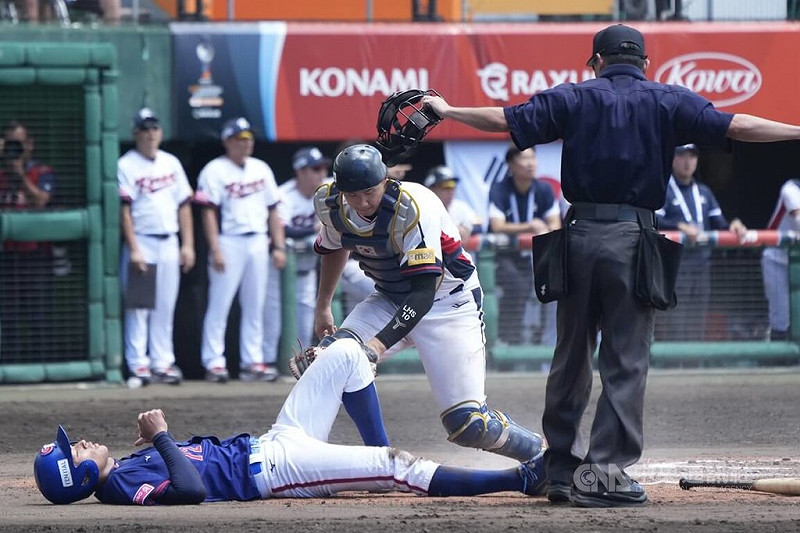 U18世界盃棒球賽台灣季軍戰14日與韓國交手，5局上，台灣打者許書誠（左）擊出安打上壘，並靠著隊友助攻，跑回第1分。中央社記者徐肇昌沖繩攝 114年9月14日   