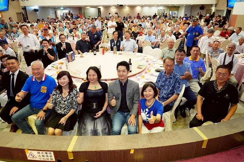 台北市長蔣萬安（中右灰西裝者）14日前往在台北國軍英雄館，出席中華民國復興崗校友會會員代表大會暨秋節聯誼餐會，並數度緬懷今年適逢抗戰勝利80週年的歷史意義。（台北市政府提供）中央社記者楊淑閔傳真　114年9月14日   