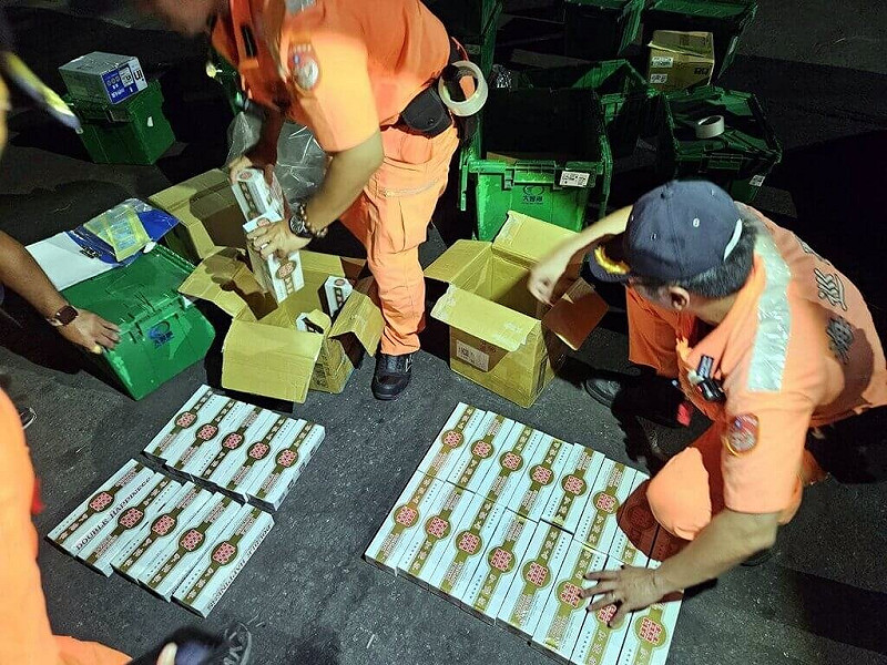 海洋委員會海巡署中部分署第四岸巡隊日前在嘉義布袋商港執行布袋往澎湖航線貨檢勤務，1週內接連查獲4起違禁品案件，包括拋棄式電子煙、電子煙油及未稅香菸。（第四岸巡隊提供）中央社記者黃國芳傳真　114年9月14日   