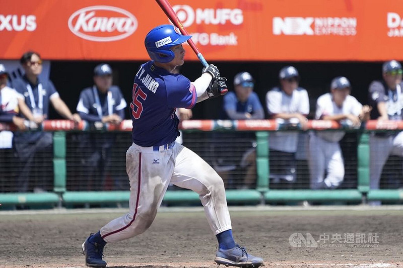 U18世界盃棒球賽季軍戰台灣14日與韓國交手打得激烈，7局上平手時江庭毅（圖）適時安打超前比數。中央社記者徐肇昌沖繩攝 114年9月14日   