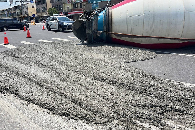 一輛預拌混凝土車14日在台南市官田區擦撞路口處行人庇護島，子車翻覆橫倒車道，混凝土污染路面。（讀者提供）中央社記者楊思瑞台南傳真  114年9月14日   