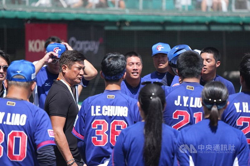 U18世界盃棒球賽季軍戰台灣與韓國交手打得激烈，台灣隊終場以3比2奪下季軍，賽後中華民國棒球協會理事長辜仲諒（後左）到場給球員勉勵。中央社記者徐肇昌沖繩攝 114年9月14日   