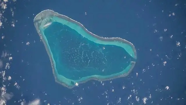 中國國務院日前批准在黃岩島新建「國家級自然保護區」，國家林草局同步公布範圍與功能區劃。   圖：翻攝自劍哥的思政課