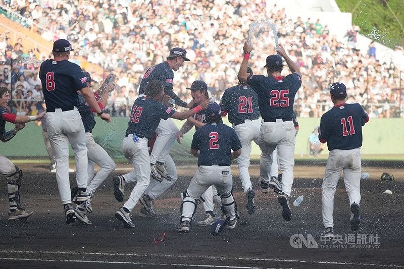 U18世界盃棒球賽14日在日本沖繩進行冠軍戰，最終由美國以2比0擊敗日本、奪下隊史第11冠，球員衝進場內灑水慶祝。中央社記者徐肇昌沖繩攝　114年9月14日   