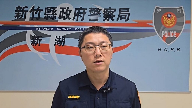 新竹縣新湖警分局副分局長林瑞枋表示，員警14日凌晨查緝1輛懸掛偽造車牌機車時遭拒逃逸，騎士騎往鳳鼻隧道出口自撞護欄，造成騎士與乘客送醫不治，至於肇事原因將釐清。（新湖警分局提供）中央社記者郭宣彣傳真　114年9月14日   