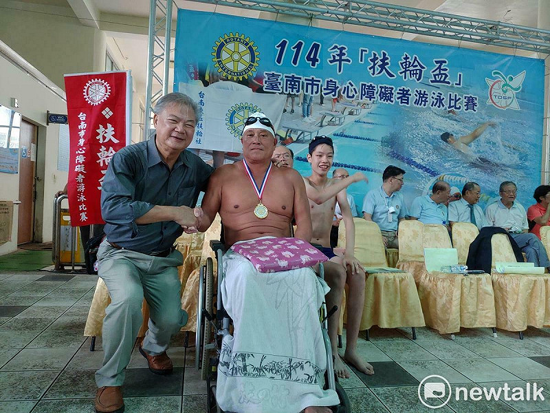 「114年臺南市扶輪盃身心障礙者游泳比賽」隆重登場，參賽選手在場上克服障礙，爭取個人最佳成績，場面熱烈，令人感動。   圖：黃博郎／攝